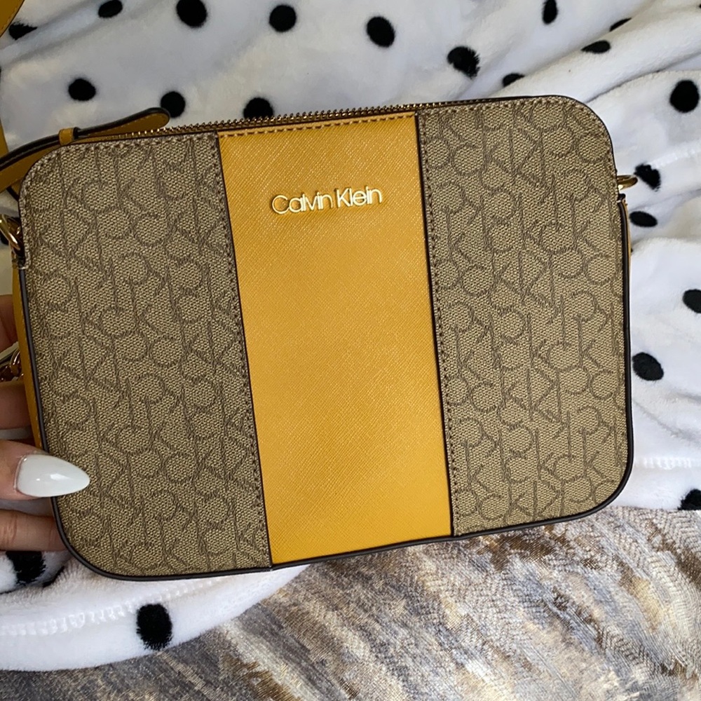 CALVIN KLEIN CROSSBODY!!!